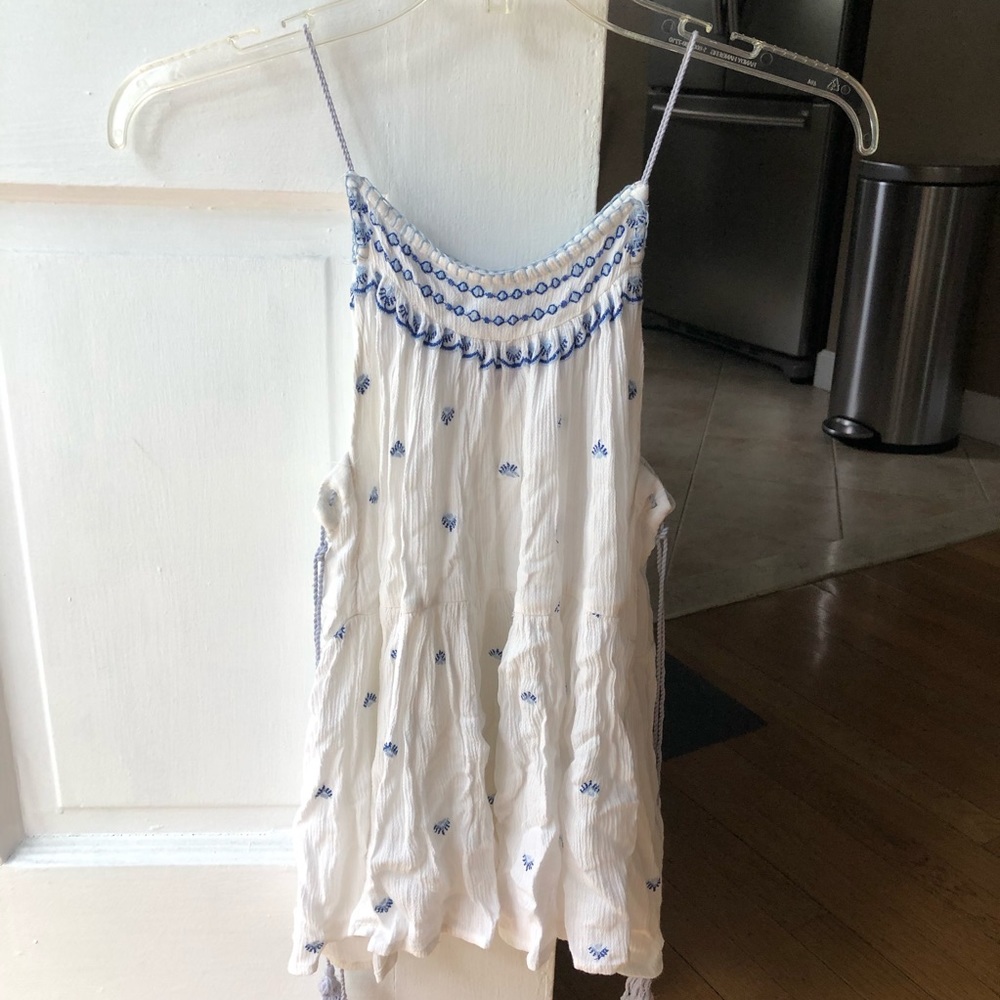 Francesca’s Alya White and Blue Embroidered Tank Top (XS/S)